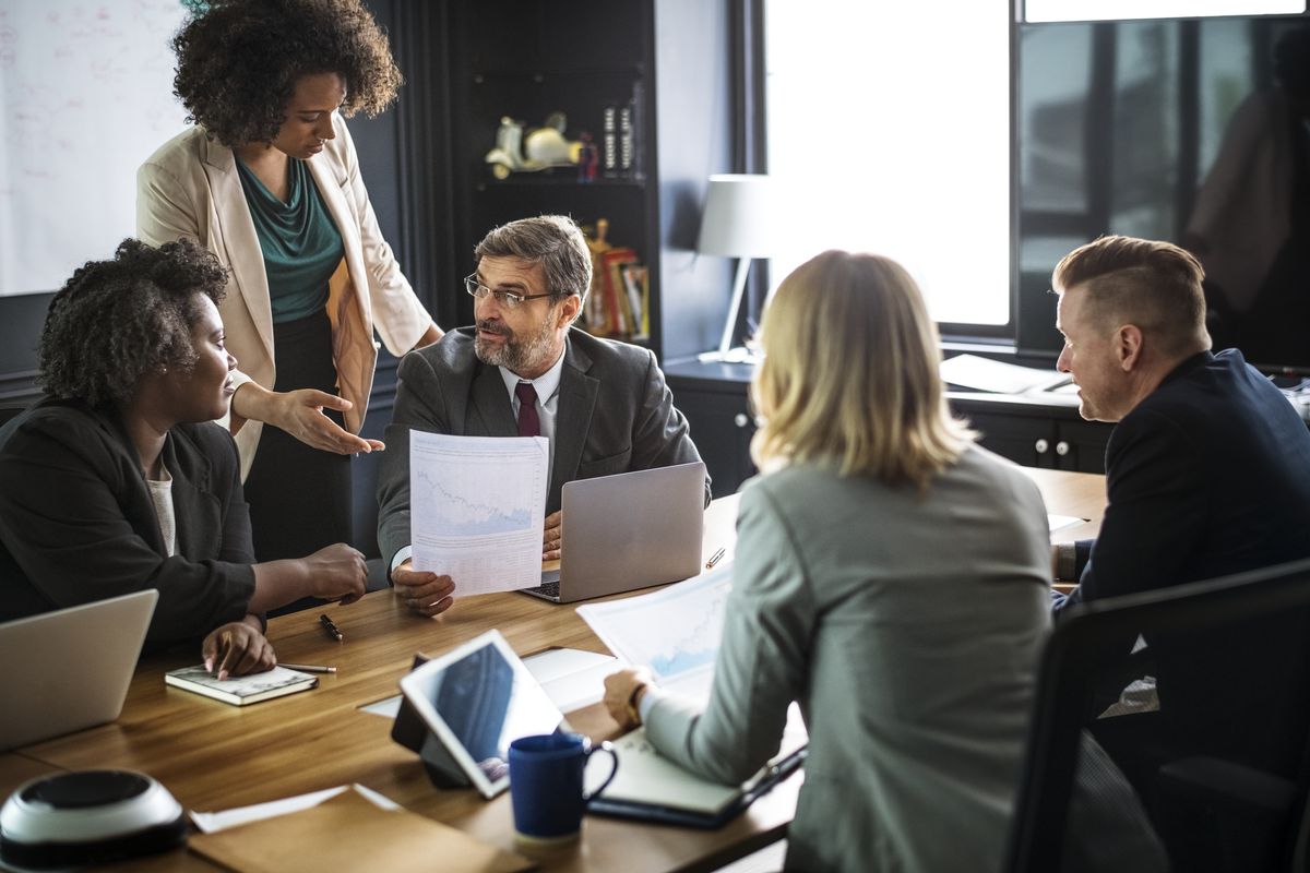 Reunião de trabalho com análise de contratos e documentos